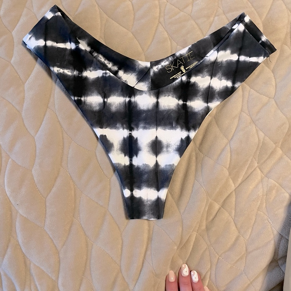 Skatie official - mandi bottom (havasu)